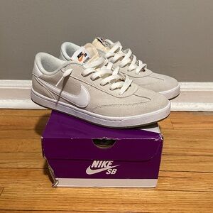 (LIGHTLY USED) Nike SB FC Classic in Sail/White Size 9.5